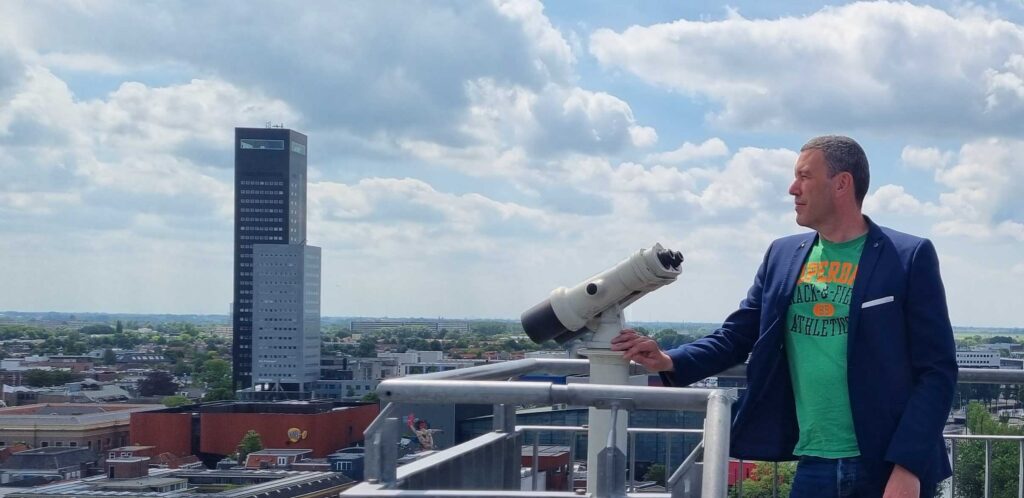 Marco Kramer kijkt naar een scherm met de opzet van een analyse.